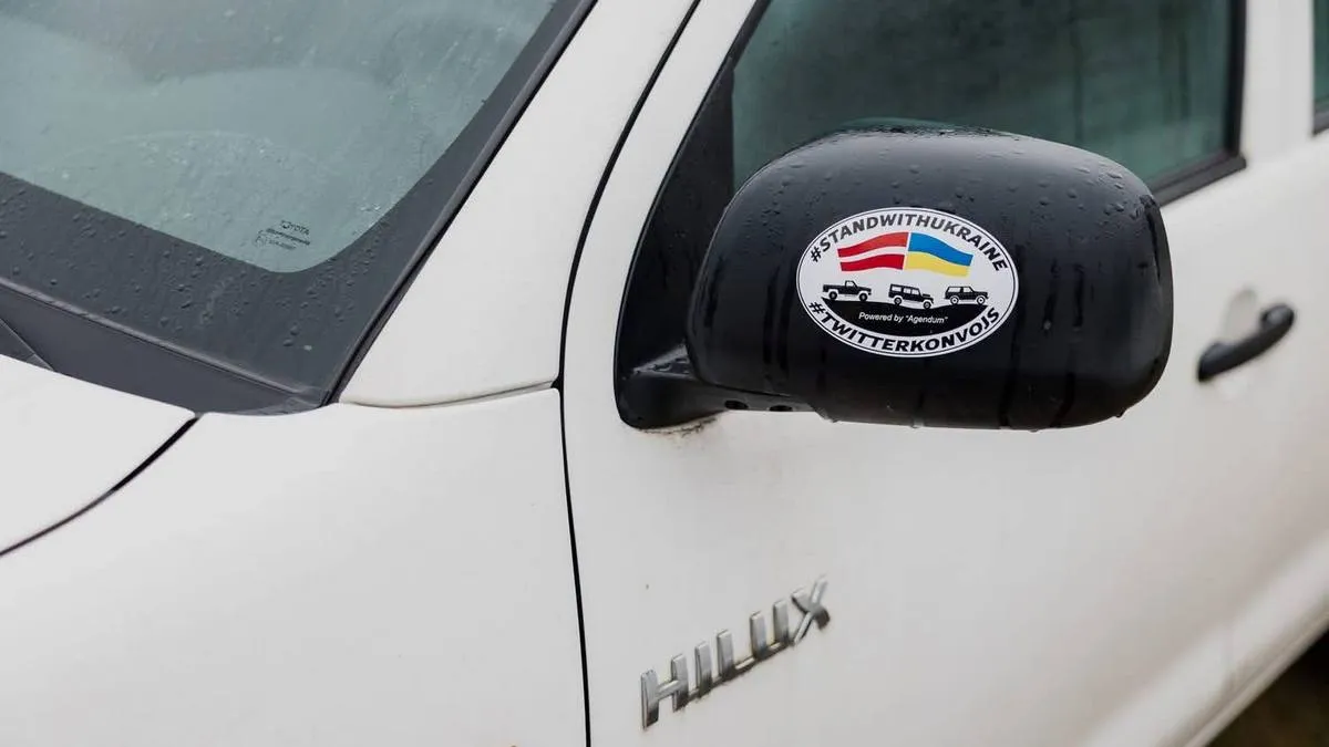 Латвія засипає джипами, а румуни прориваються пішки: неймовірні деталі гуманітарної допомоги Україні