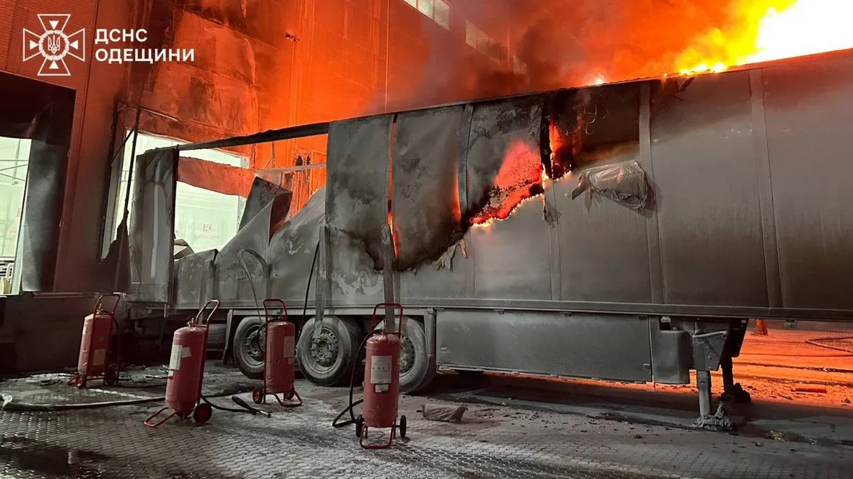 Під час атаки на Одещину постраждав термінал «Нової пошти»: згоріло більше сотні посилок