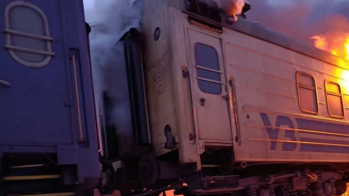 росія атакувала дронами пасажирський поїзд на Харківщині: відомо про кількість поранених внаслідок обстрілу 