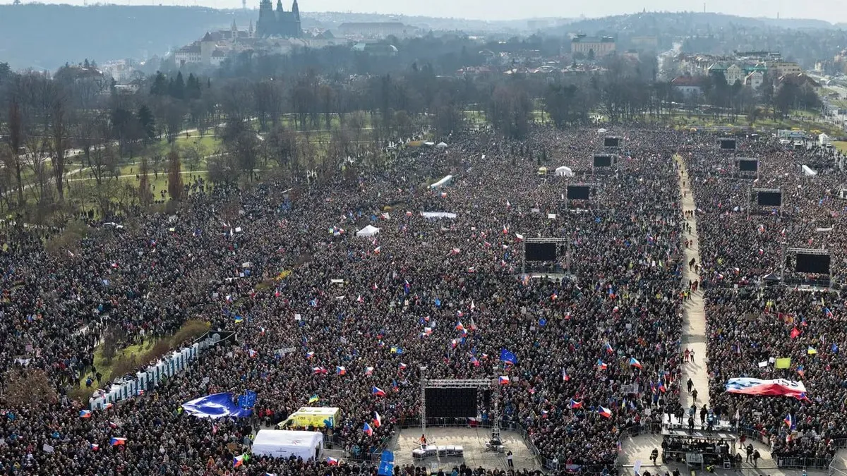 У Празі проходять масові антиурядові протести: за що критикують чинного прем'єра Чехії Бабіша