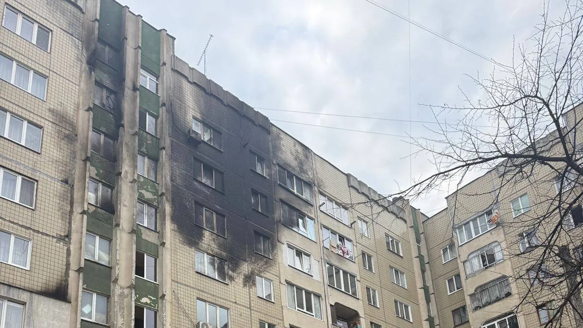 На балконі пошкодженої багатоповерхівки від Шахеда замайорів прапор України: відео вчинку чоловіка зі Львова