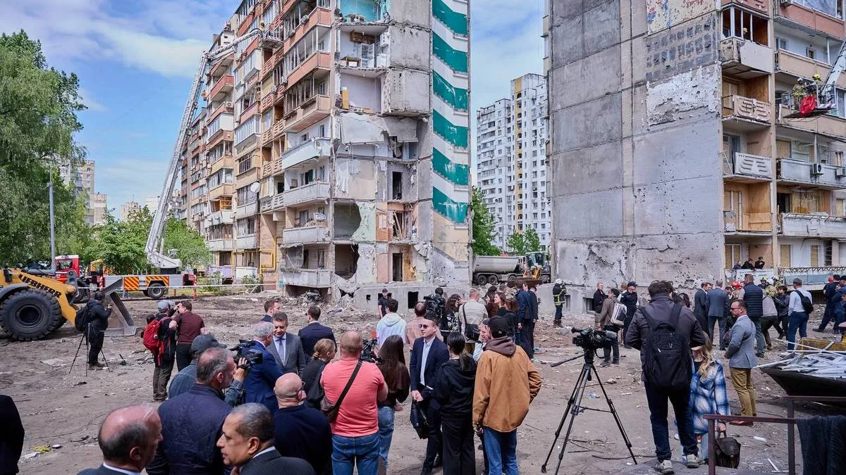 Десятки дипломатів відвідали місце ракетного удару у Києві: послам показали наслідки російської атаки 