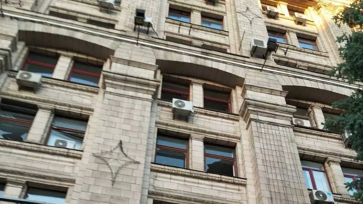 Нічним обстрілом пошкоджено одну з найвідоміших будівель на Хрещатику: фото офісу «Укрпошти» в Києві