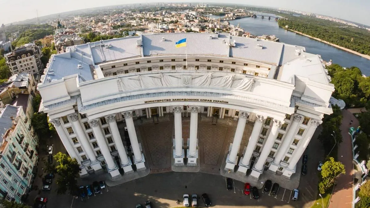 Вперше після Другої світової війни: будівлю МЗС у Києві пошкоджено внаслідок російського обстрілу – фото 