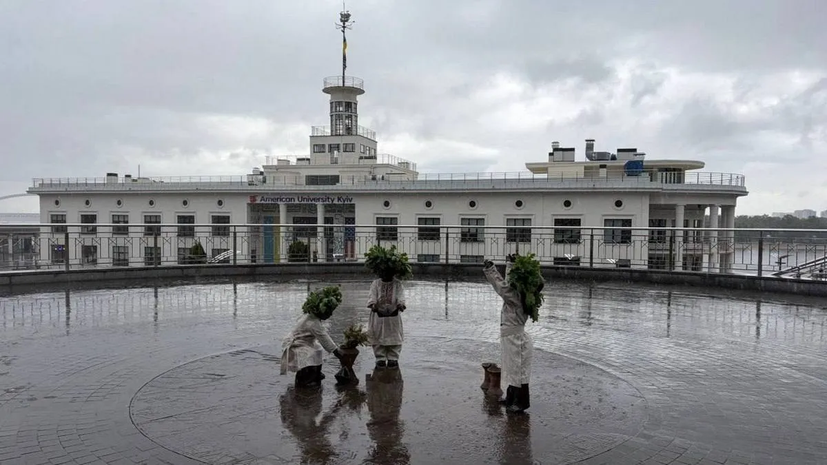 Малюків-засновників Києва на Поштовій площі переодягли в костюми трипільців до Дня міста: фото із соцмереж 