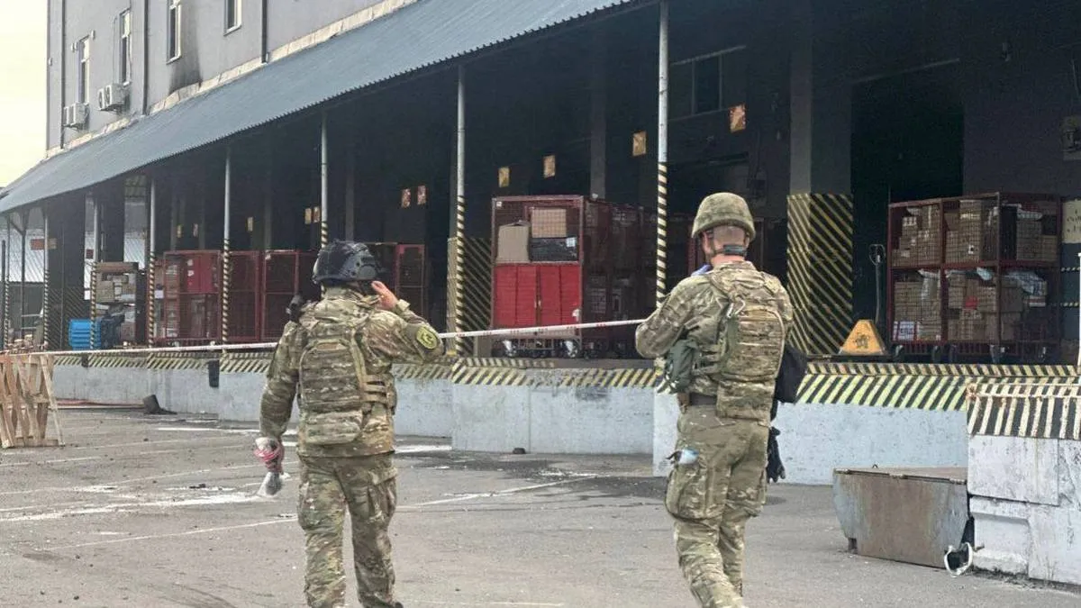 Теракт у Києві: вибух на поштовому терміналі забрав життя людини, є поранені