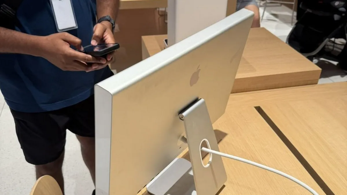Бабуся принесла на ремонт Apple Cinema Display 2004 року: монітор пропрацював 22 роки без поломок