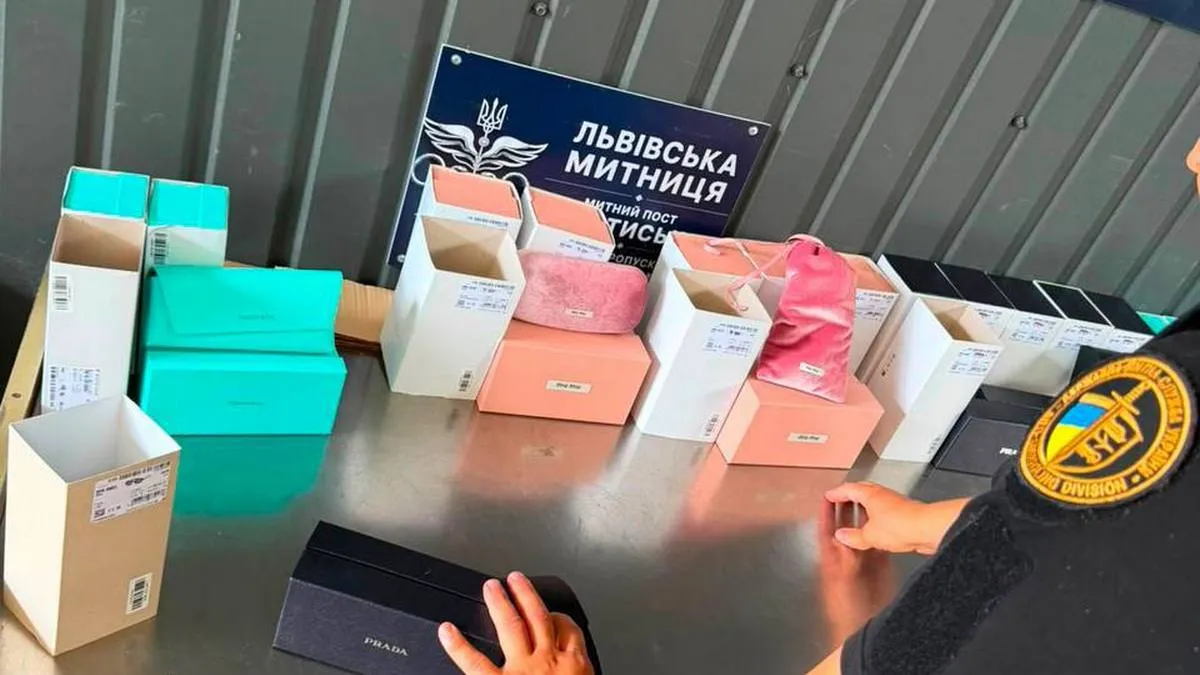 PRADA, TIFFANY та MIU MIU: на кордоні з Польщею митники виявили брендові окуляри на 700 тисяч гривень