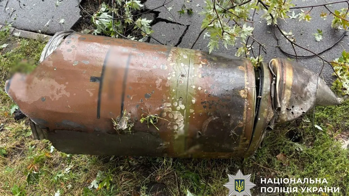 У Дарницькому районі Києва поліція знешкодила бойову частину балістичної ракети: фото від правоохоронців 