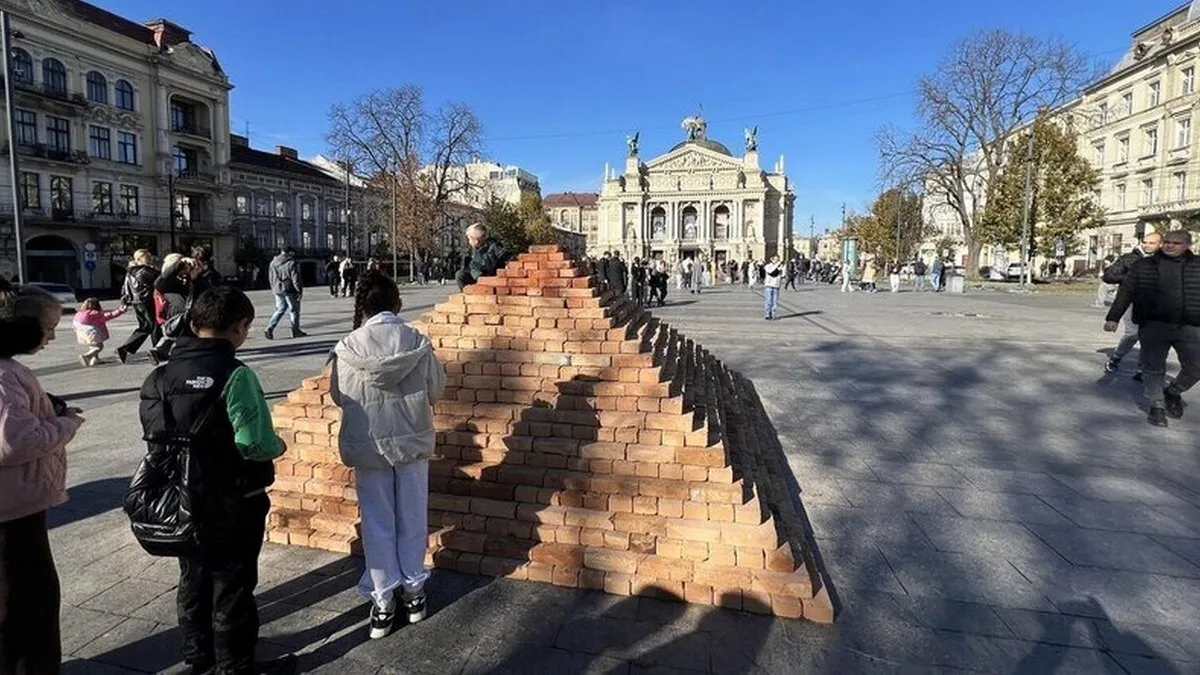 У Львові встановили тимчасову скульптуру «Говерла» у формі піраміди: як вона виглядає та який сенс
