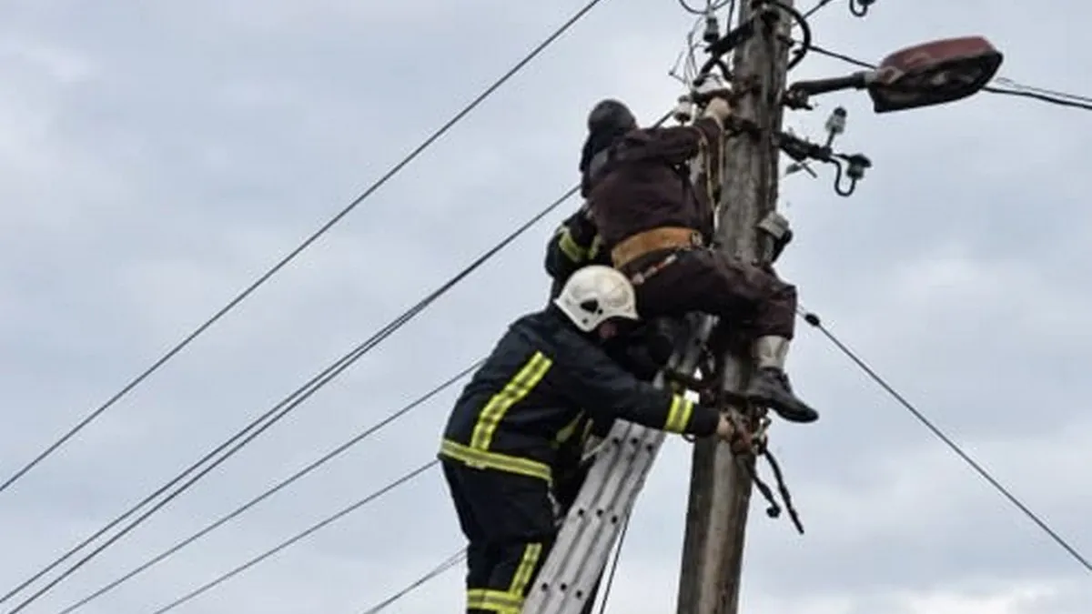 На Хмельниччині рятувальники зняли чоловіка зі стовпа лінії електропередач: він був там з невідомих причин