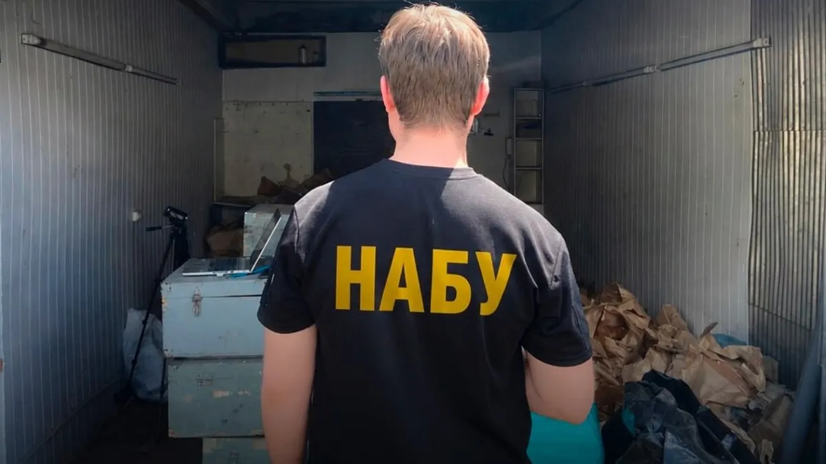 Списали як знищене обстрілами: НАБУ викрило розкрадання запчастин до бронетехніки на 350 млн грн