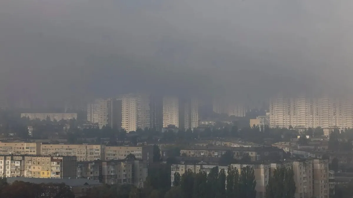 Російські удари змінюють погоду в Києві: столицю накрила отруйна хмара сажі й диму
