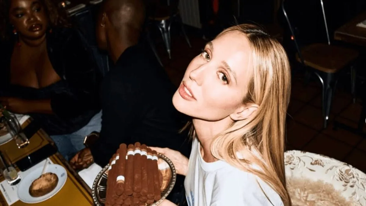 У «сукні-невидимці» від Valentino: грецька принцеса Олімпія показала сміливий образ