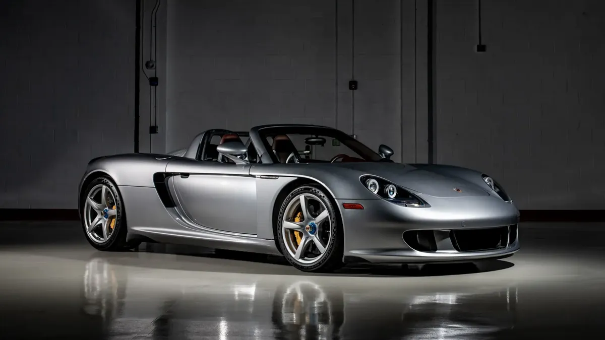 20-річний суперкар з нульовим пробігом: на аукціоні RM Sotheby’s продали Porsche Carrera GT за шалені гроші