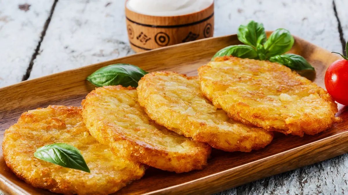 Швидко і смачно: простий рецепт картопляних оладків з гарбузом