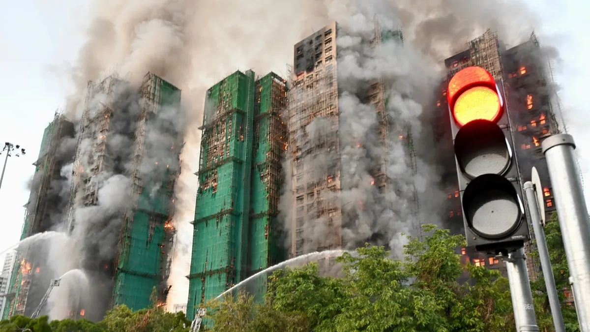Масштабна пожежа в Гонконзі: горять декілька хмарочосів, є загиблі та заблоковані люди - відео з місця подій