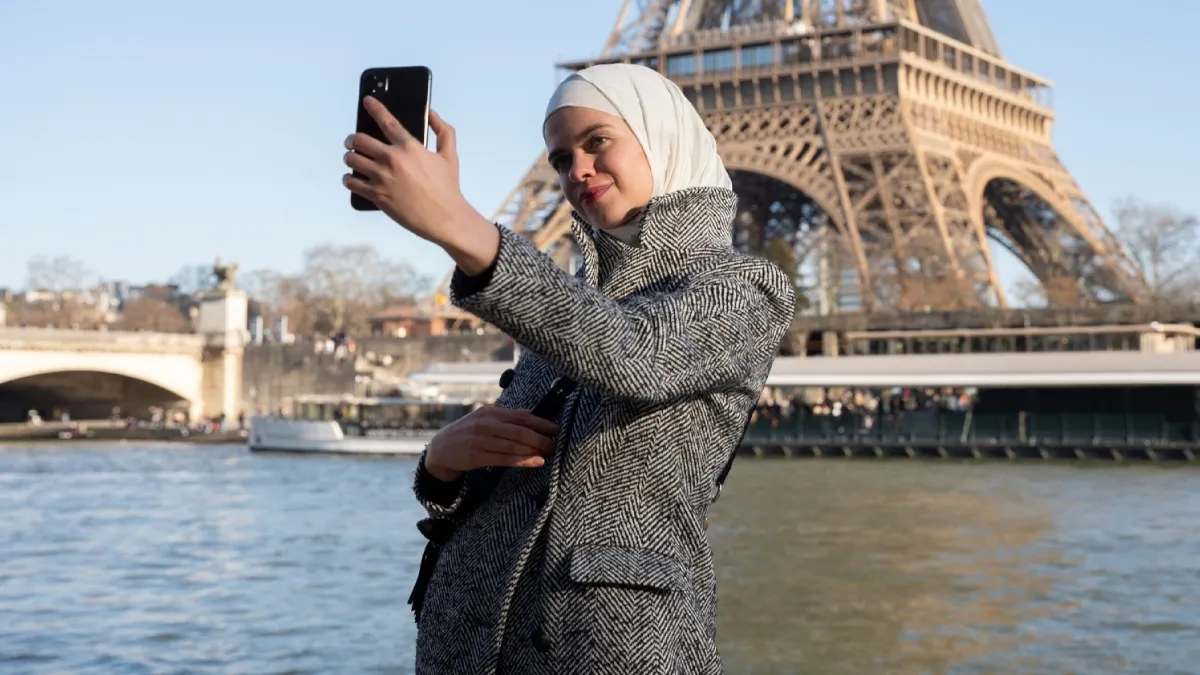 Здивувалася ще в ліфті: британка назвала головні відмінності життя в Парижі