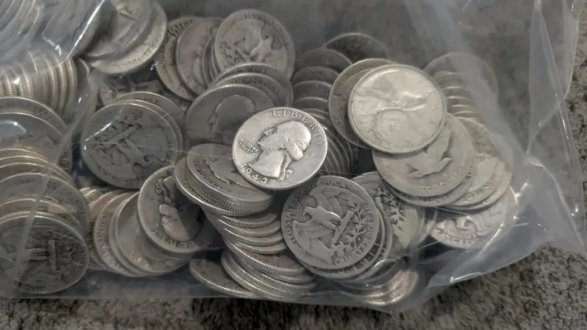 Ремонт перетворився на джекпот: пара знайшла скарб у стелі власного будинку