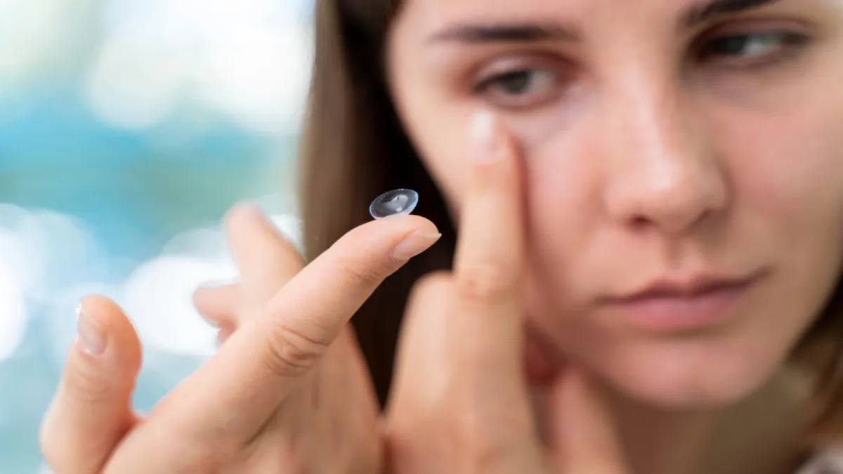 Біль гірший за пологи: жінка осліпла на одне око через контактні лінзи