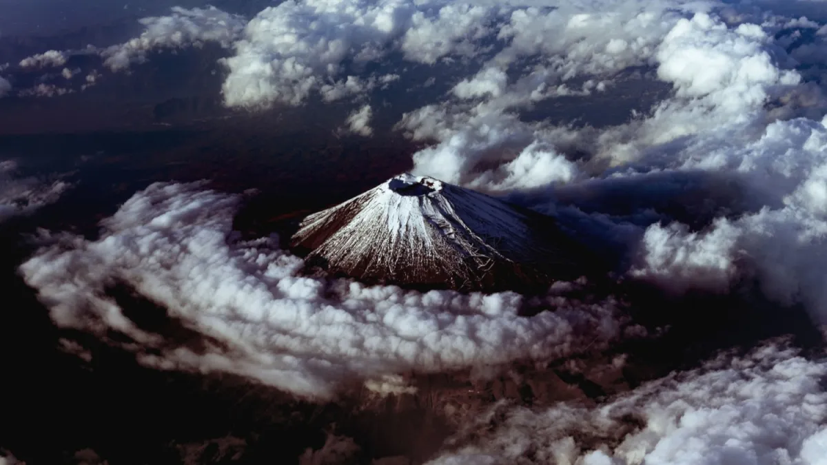 Вулкан, що вбив тисячі людей, прокидається: температура в кратері досягла кипіння