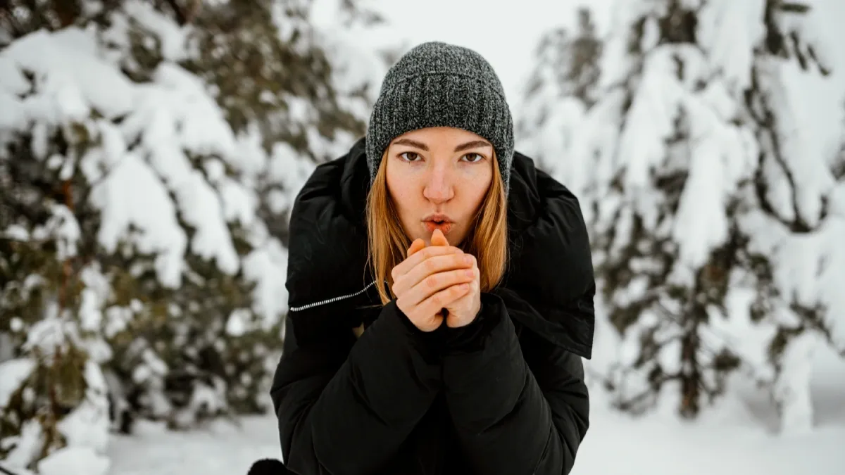 Чому на морозі течуть сльози: парадоксальна причина та як це зупинити