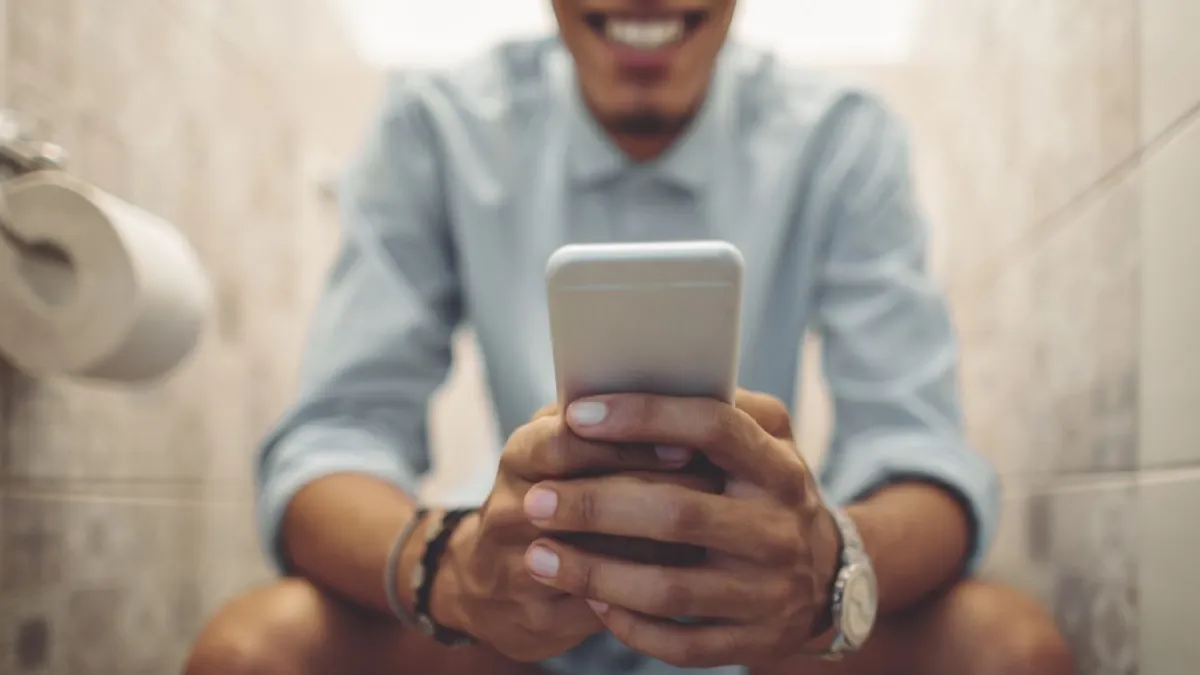 Звичка, що веде до операції: чому не можна брати смартфон у туалет