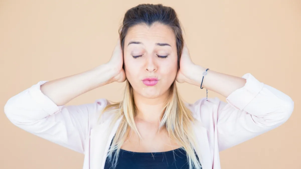 Тихий ворог жінок: чому виникає шум у вухах і як це зупинити