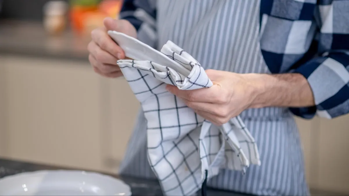 Повільна отрута в тарілці: 5 кухонних речей, які потрібно негайно викинути на смітник