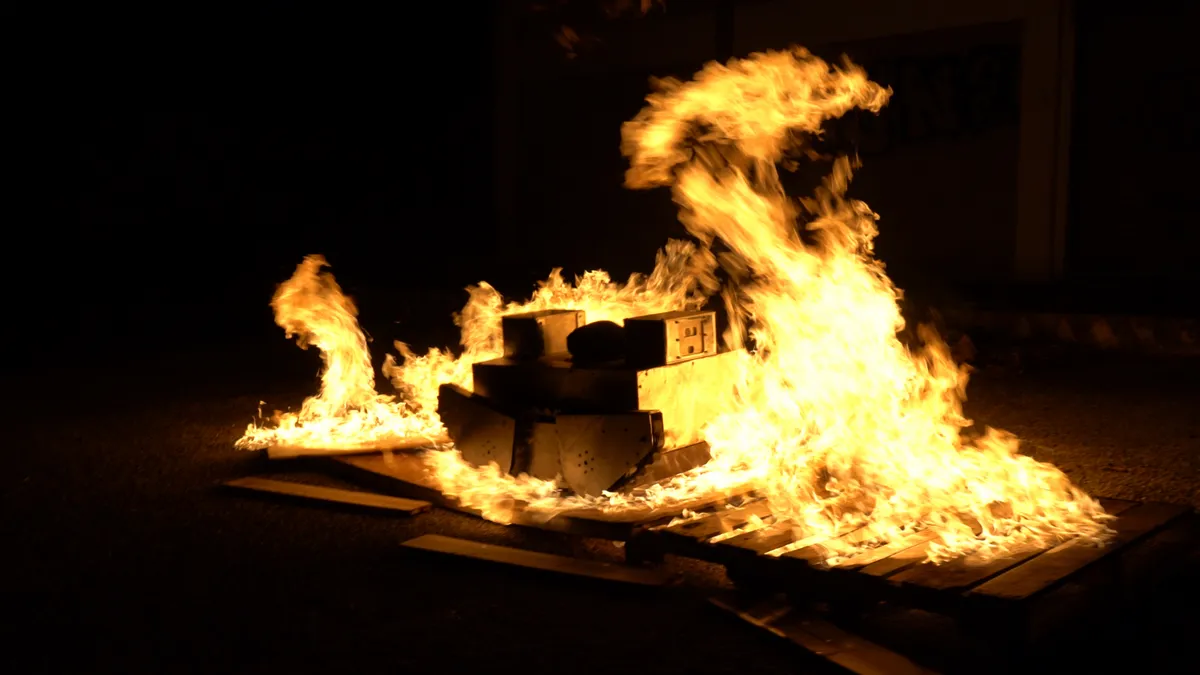 Здатен витримувати температуру до 650 градусів: У США створили робота-пожежника – відео технічної новинки