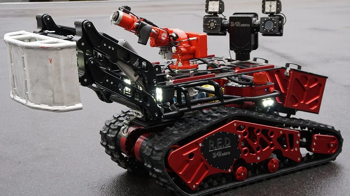 Інноваційні Colossus для ДСНС: Франція передала Україні роботів, які гасили Нотр-Дам – відео