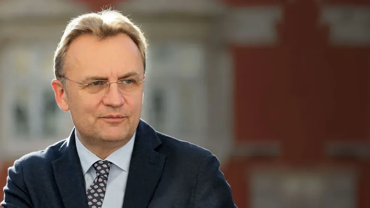 Напад на Садового: у центрі Львова мера облили невідомою рідиною, зловмисника вже затримали