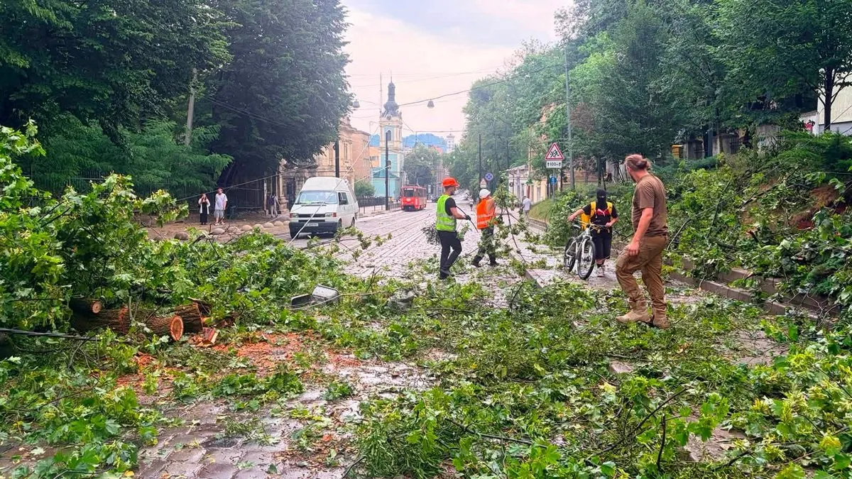 У Львові блискавка влучила в дитину під час грози: у якому стані зараз перебуває 6-річна дівчинка