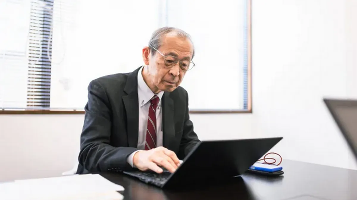 Японські компанії платять літнім працівникам за те, щоб вони просто сиділи біля вікна: чому це роблять