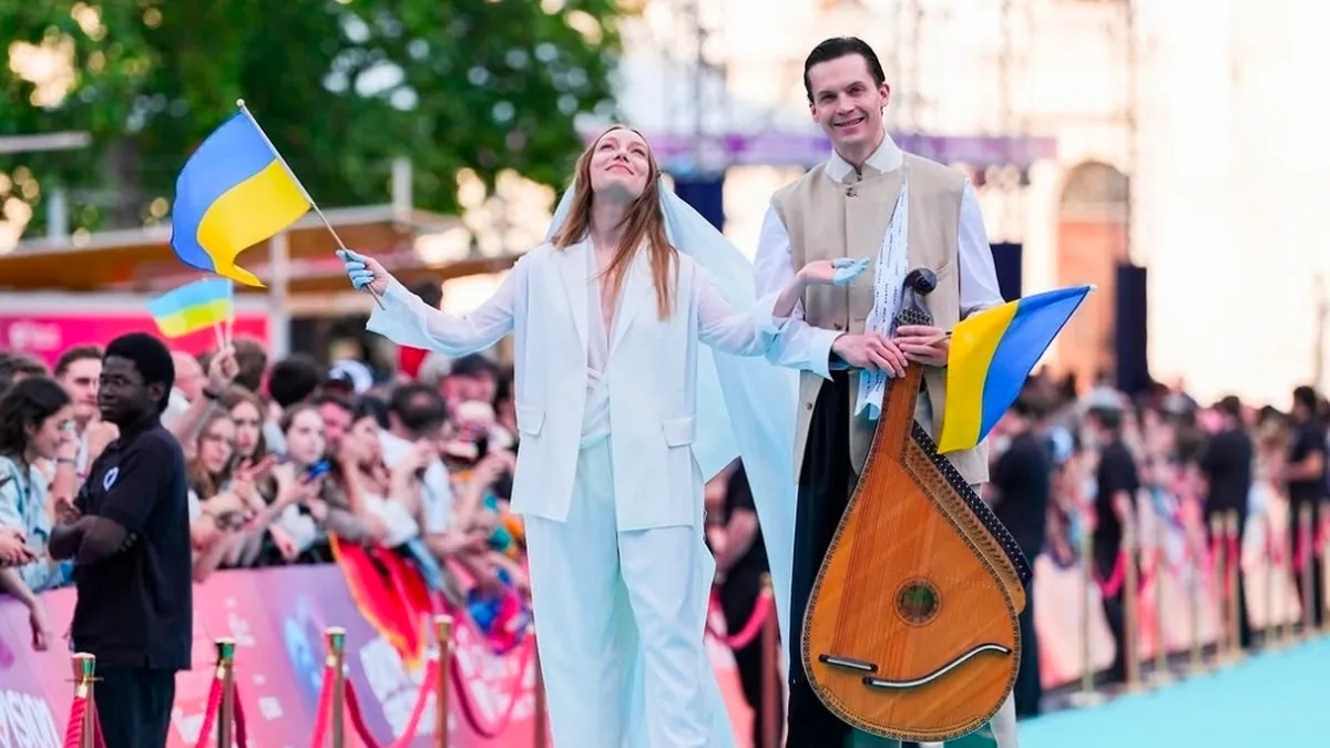У Відні відбулося відкриття Євробачення-2026: LELÉKA пройшла бірюзовим хідником – фото представниці України