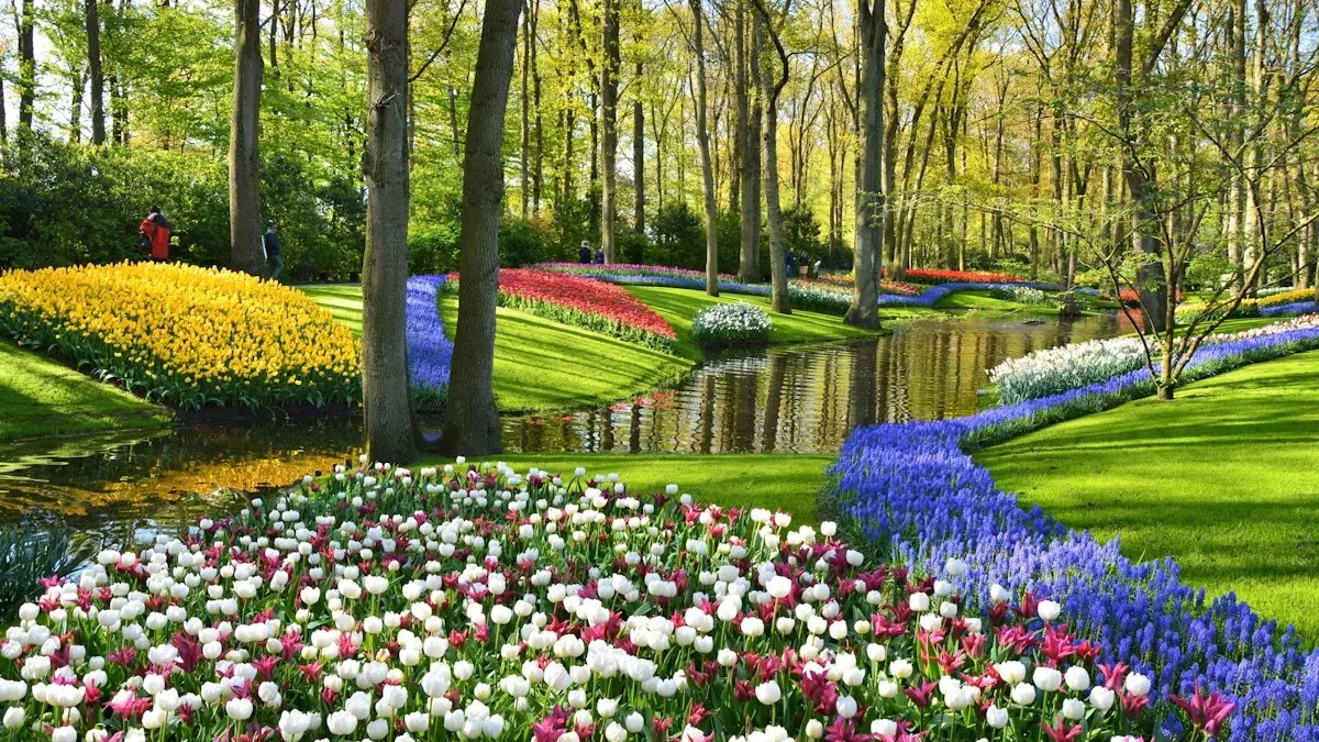 Названо топ-13 найкращих місць Європи, куди варто поїхати весною: про деякі локація ви могли й не чути