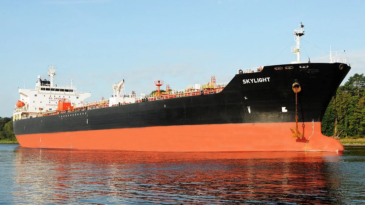 Френдлі-фаер по-іранськи: біля узбережжя Оману атаковано нафтовий танкер під санкціями США