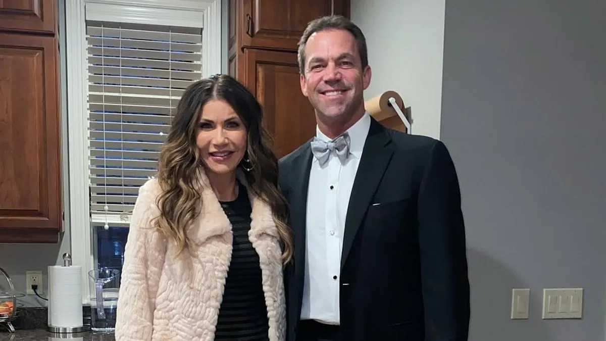 Чоловік екс-міністерки США Крісті Ноем вдягався у жіноче: він сидів у фетиш-чатах і відправляв дивні фото