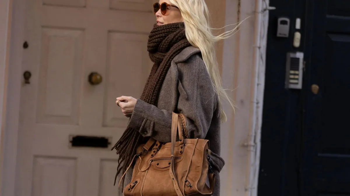 Клаудія Шиффер показала наймоднішу сумку 2026 року: скільки така коштує в Україні