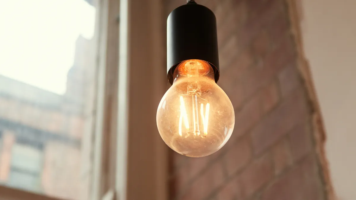 Світло у Києві дають на півтори–дві години на добу: в ДТЕК повідомили про хід ремонтних робіт