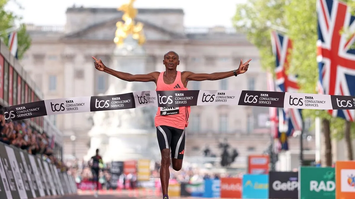 Кенієць встановив новий світовий рекорд з марафонського бігу: відео історичного фінішу Себастьяна Саве