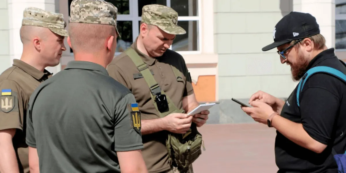Працівників ТЦК зобов’яжуть носити бодікамери: коли відеофіксація стане обовʼязковою