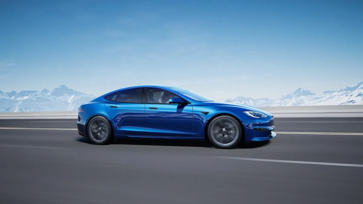 Tesla отримала друге життя: у Горішніх Плавнях електромобіль переобладнали у пікап для доставки продуктів