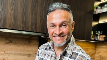 Головний хіт полуничного сезону: зірка «‎МастерШеф» Ектор Хіменес-Браво розкрив рецепт паляниці з ягодами