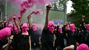Російський феміністський панк-гурт влаштував проукраїнський протест на Венеційській бієнале: відео акції