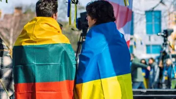 У Литві припинили провадження проти депутата, який скаржився на прапори України: в чому причина