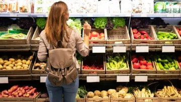 Ціновий парадокс: чому в Україні різко подешевшали овочі та злетіла вартість гречки