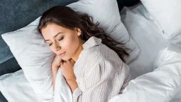 Чи нормально розмовляти уві сні: про що це свідчить та які загрози для здоров'я можуть бути
