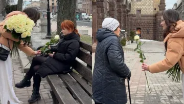 «‎Це не хайп»: дівчина роздала понад 1000 троянд 8 Березня і стала зіркою мережі