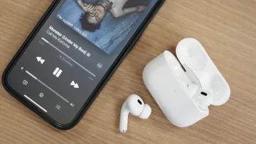 Apple випадково «розкрила» AirPods із камерами у бета-версії macOS: що про це відомо 
